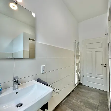 Modernes City-apartment Mit Blick In Den Park Und 2 Baeder H9